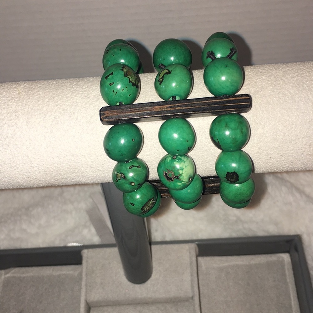 Three strand green bead bracelet w/ wood accents 7.5”